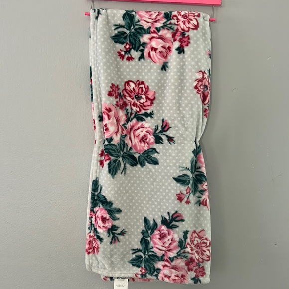 Betsey Johnson Rose Floral Polka Dot Ultra Soft Plush Throw NWT - Picture 3 of 6